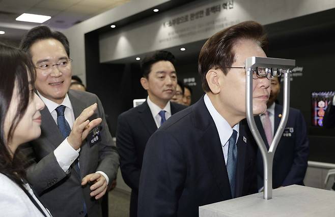이재명 대통령이 2일 충남 아산시에서 열린 충청권 첨단산업 발전비전 국민보고회에 앞서 삼성디스플레이의 AR 글라스 체험을 하고 있다.  사진=뉴시스