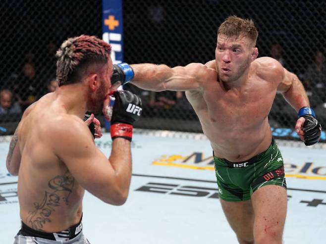 드리퀴스 뒤 플레시(오른쪽). 사진=UFC