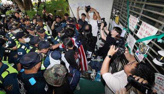 경찰들이 2일 서울 송파구 올림픽공원 핸드볼경기장에서 국회 국정조사특별위원회의 진입을 막아선 시위대를 이동 조치하고 있다. 〈사진=연합뉴스〉