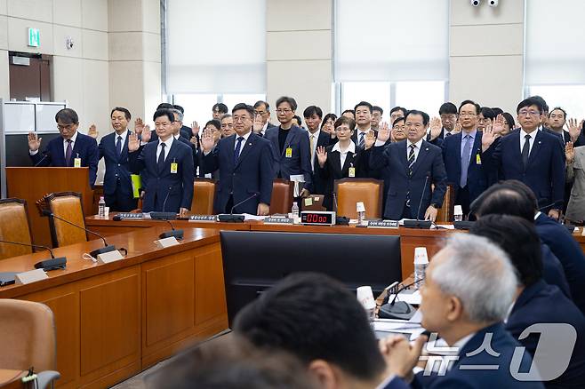 노태악 전 중앙선거관리위원장과 윤호중 행정안전부 장관을 비롯한 증인들이 1일 서울 여의도 국회에서 열린 제436회 국회(임시회) 제9회 전국동시지방선거 투표용지 부족사태 등 국민참정권 침해 진상규명 및 선거관리 개혁을 위한 국정조사특별위원회 제3차 전체회의에서 증인 선서를 하고 있다. 2026.7.1 ⓒ 뉴스1 유승관 기자