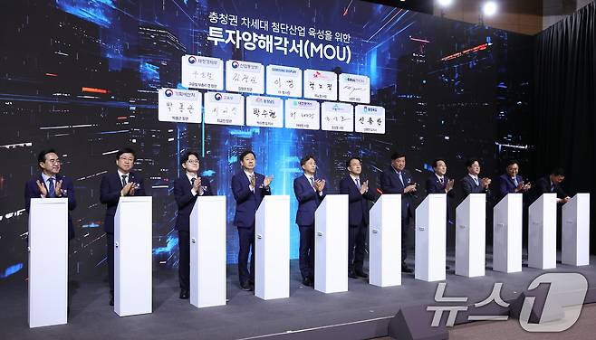 곽노정 SK하이닉스 대표이사, 이청 삼성디스플레이 대표, 서정진 셀트리온 회장을 비롯한 참석자들이 2일 충남 아산에서 열린 충청권 첨단산업 발전비전 국민보고회에서 충청권 첨단산업 발전을 위한 투자양해각서를 체결하고 있다. 2026.7.2 ⓒ 뉴스1 허경 기자