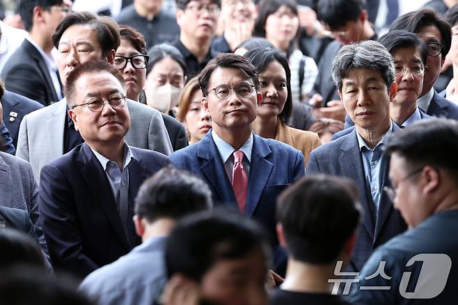 국정조사 특별위원회 윤상현 위원장과 윤건영, 서범수 여야 간사가 2일 오후 개표소 현장조사를 위해 서울 송파구 올림픽공원 핸드볼경기장을 찾아 출입문이 개방되는 동안 대기하고 있다. 2026.7.2 ⓒ 뉴스1 구윤성 기자