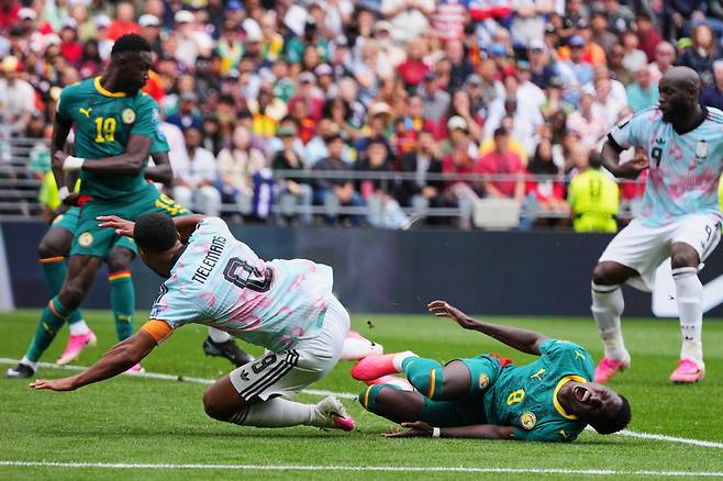 Senegal's Lamine Camara, right, tackles Belgium's Youri Tielemans (8) resulting in a penalty kick for Belgium during the World Cup round of 32 soccer match between Belgium and Senegal in Seattle, Wednesday, July 1, 2026. (AP Photo/Manu Fernandez)<저작권자(c) 연합뉴스, 무단 전재-재배포, AI 학습 및 활용 금지>