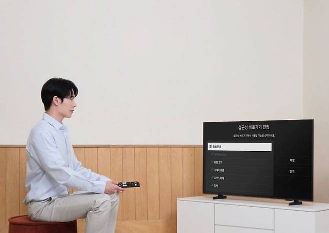 삼성전자 모델이 '시각·청각 장애인용 TV 보급사업' 공급 모델인 '43형 풀HD 스마트 TV'를 시청하고 있다. 삼성전자
