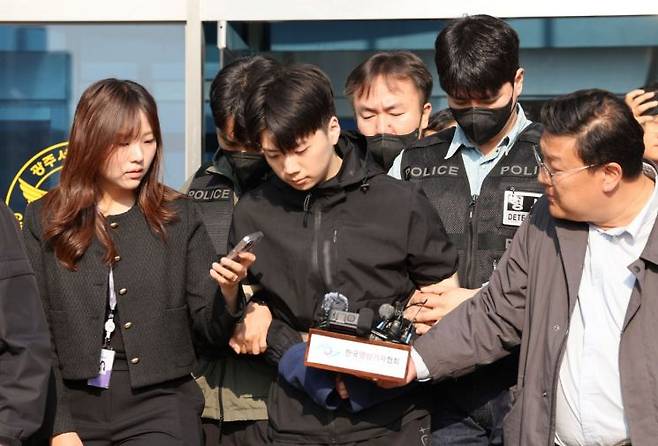 광주 광산구 보행로에서 여고생을 살해한 장윤기가 광주 서부경찰서에서 검찰로 송치되고 있다. 연합뉴스