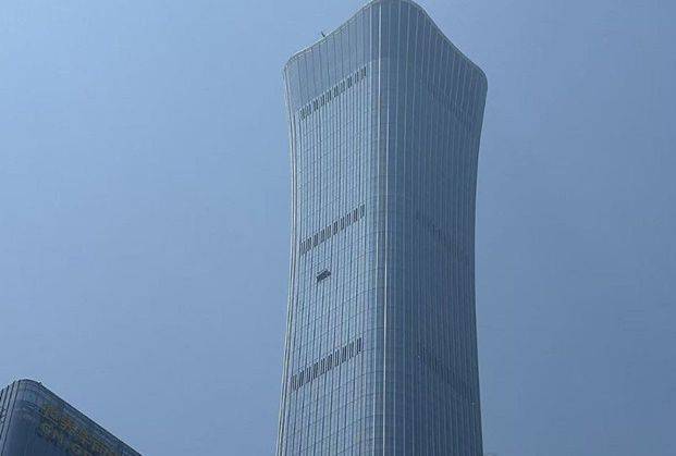 지난달 28일 낮 중국 베이징 중심업무지구(CBD)의 초고층 빌딩 중신다샤(CITIC Tower) 외벽에 이틀 전 경비행기 충돌로 생긴 흔적이 그대로 남아 있다. ⓒ 연합뉴스