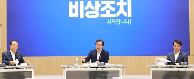 1일 부산시청 대회의실에서 전재수 부산시장(가운데) 주재로 민생 100일 비상조치 대책회의가 열리고 있다. 부산시 제공