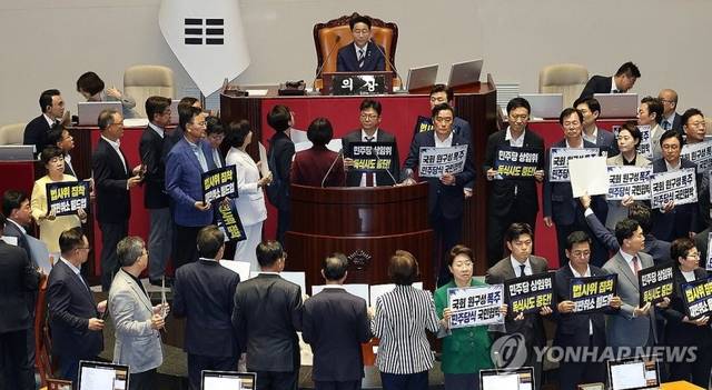 국민의힘 의원들이 지난달 30일 국회 후반기 원 구성과 관련해 본회의장에서 상임위원장 선거 중단을 요구하며 규탄 시위를 벌이고 있다. 연합뉴스