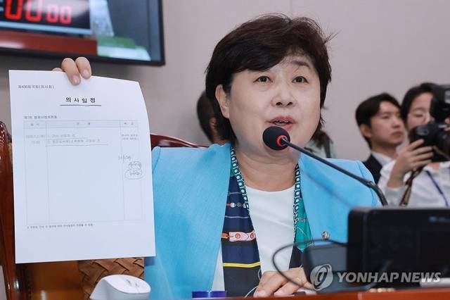 국회에서 2일 열린 법제사법위원회 제1차 전체회의에서 위원장인 서영교 더불어민주당 의원이 의사일정을 소개하고 있다. 연합뉴스