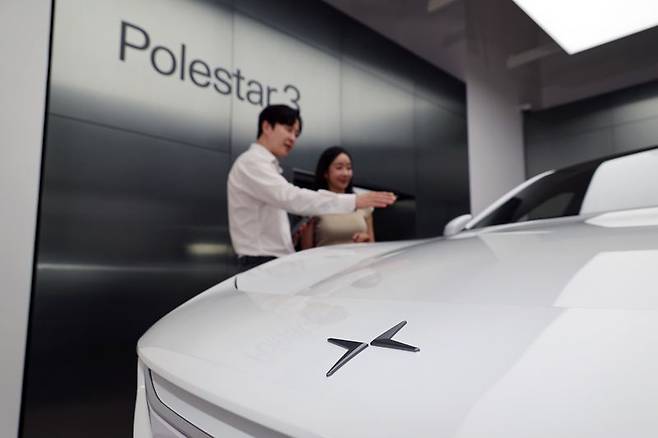 스웨덴 프리미엄 전기차 브랜드 폴스타의 플래그십 전기 퍼포먼스 SUV '폴스타3(Polestar3)가 국내 출시돼 2일 서울 강남구 폴스타 스페이스에 전시돼 있다. 폴스타3의 국내 판매 가격은 리어 모터 7790만원, 듀얼 모터 8590만원, 퍼포먼스 9900만원이며 공식 출고는 2026년 9월부터 순차적으로 시작될 예정이다. 사진=서동일 기자
