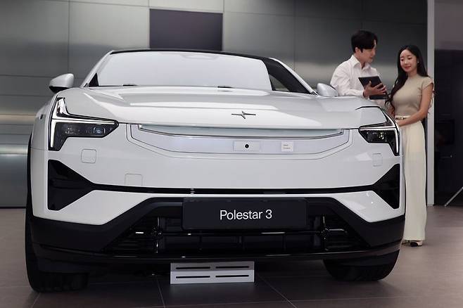스웨덴 프리미엄 전기차 브랜드 폴스타의 플래그십 전기 퍼포먼스 SUV '폴스타3(Polestar3)가 국내 출시돼 2일 서울 강남구 폴스타 스페이스에 전시돼 있다. 폴스타3의 국내 판매 가격은 리어 모터 7790만원, 듀얼 모터 8590만원, 퍼포먼스 9900만원이며 공식 출고는 2026년 9월부터 순차적으로 시작될 예정이다. 사진=서동일 기자