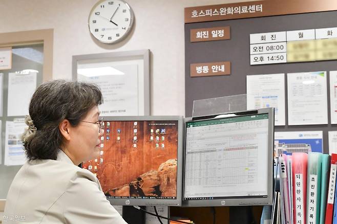 호스피스 병동에선 정신적 괴로움도 함께 살핀다. 죽음에 대한 불안과 두려움, 삶에 대한 회한 등 여러 차원의 심리적 고통을 돌보기 위해 사회복지사, 성직자, 자원봉사자들이 팀을 이뤄 상주한다. 윤기훈 인턴기자