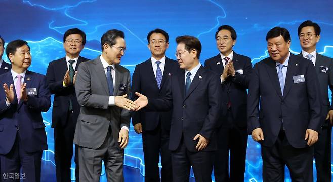 이재명 대통령이 2일 충남 아산 삼성디스플레이 아산캠퍼스에서 열린 충청권 첨단산업 발전비전 국민보고회에서 이재용 삼성전자 회장과 악수하고 있다. 아산=왕태석 선임기자