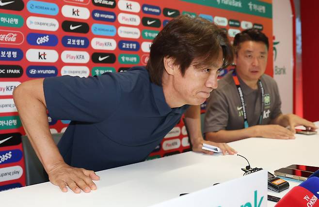 홍명보 사퇴선언_(사포판[멕시코 할리스코주]=연합뉴스) 신준희 기자 = 2026 북중미 월드컵 조별리그에서 탈락한 한국 축구 국가대표팀 홍명보 감독이 28일(현지시간) 오전 멕시코 과달라하라 인근 사포판의 치바스 바예 베르데에서 사퇴 기자회견을 마치고 카메라를 향해 인사하고 있다. 2026.6.29 hama@yna.co.kr