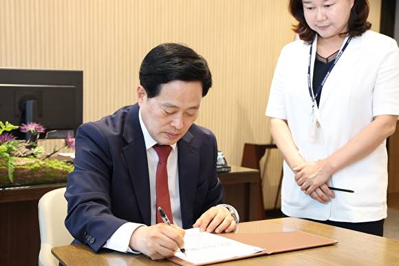 이근수 북구청장이 결재를 하고 있다 [사진=북구청]