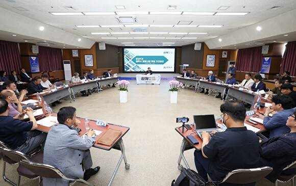 이학수 시장이 취임 기자회견을 갖고 있다. [사진=정읍시 ]