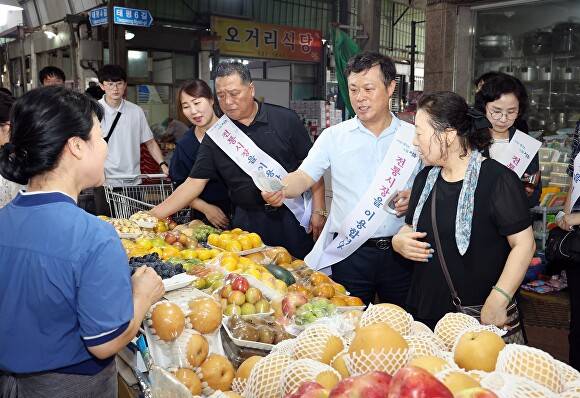 전통시장 이용 캠페인을 벌이고 있는 이학수 시장  [사진=정읍시 ]