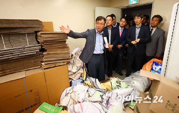 6·3 지방선거 투표용지 부족 사태를 조사 중인 윤상현 국회 국정조사특별위원회 위원장을 비롯한 위원들이 2일 서울 송파구 올림픽공원 내 개표소 내부를 둘러보고 있다. [사진=국회사진기자단 ]