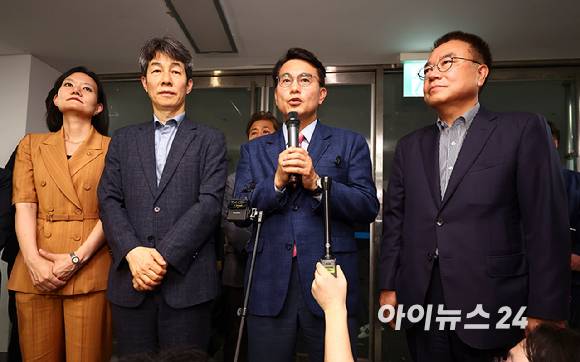 윤상현 국조특위 위원장이 2일 서울 송파구 올림픽공원 내 개표소 내부 현장조사를 마치고 브리핑을 하고 있다. [사진=국회사진기자단 ]
