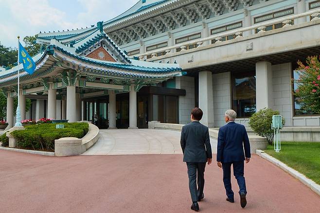 이재명 대통령(왼쪽)과 문재인 전 대통령은 1일 청와대 상춘재에서 오찬 뒤 본관까지 걸어서 이동했다. 문 전 대통령이 남북관계와 관련해 “대화의 문을 계속 두드리면 언젠가 다시 계기가 마련될 것”이라고 하자, 이 대통령은 “햇볕정책과 평화공존 정책은 계속 이어가겠다”고 밝혔다. [사진 청와대]