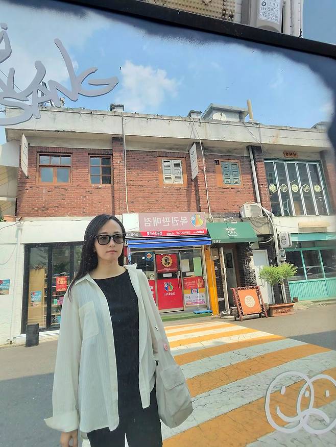 거울 앞에서 스마트글래스로 찍은 셀카다. 스마트폰을 꺼낼 필요 없이 ″헤이 메타, 사진 찍어줘″라고 말하면 된다. 야외에서는 렌즈가 변색된다. 홍상지 기자