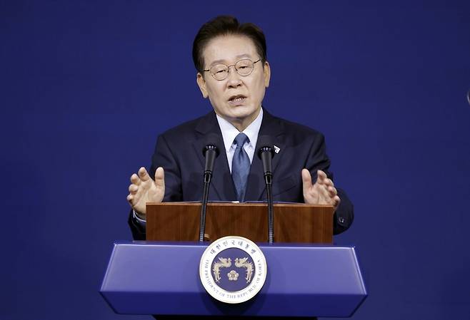 ▲ 이재명 대통령이 2일 충남 아산시에서 열린 충청권 첨단산업 발전비전 국민보고회에서 축사를 하고 있다. 연합뉴스