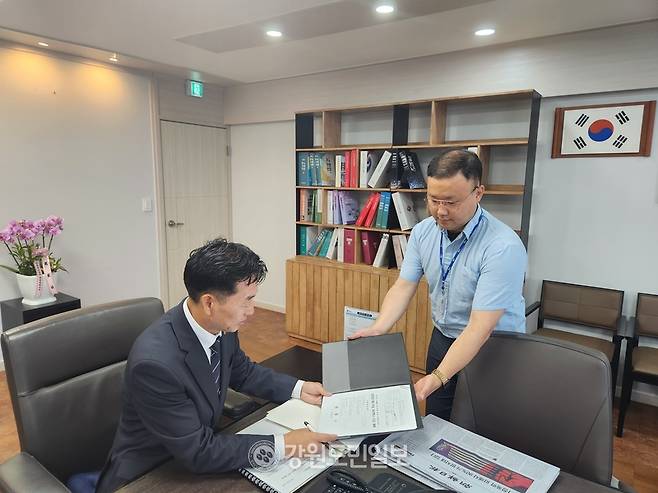 ▲ 이정학 동해시장이 정부가 추진 중인 AI 메가프로젝트와 연계된 AI 데이터센터 사업 대응 전담 TF 구성에 대한 1호 결재를 하고 있다.