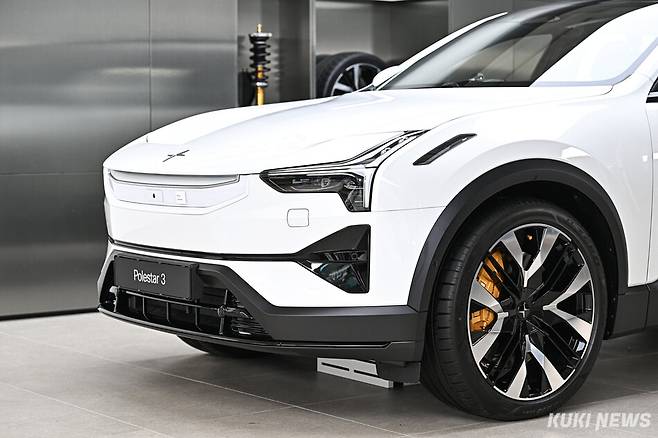 폴스타코리아가 첫 대형 SUV ‘폴스타 3‘를 공개한 가운데 2일 서울 강남구 폴스타 스페이스 서울에 차량이 전시돼 있다.