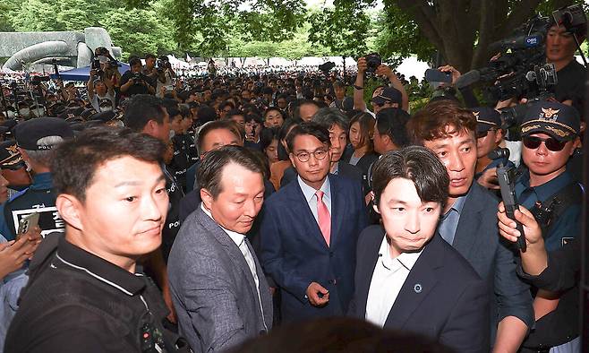 국회 ‘제9회 전국동시지방선거 투표용지 부족 사태 등 국민 참정권 침해 진상규명 및 선거관리 개혁을 위한 국정조사 특별위원회‘ 위원들이 2일 현장 조사를 위해 서울 송파구 올림픽공원 핸드볼경기장 개표소로 진입하고 있다. 연합뉴스