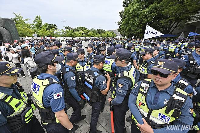 2일 서울 송파구 올림픽공원 핸드볼경기장 앞에서 경찰이 국조특위 현장조사를 앞두고 출입로를 확보하고 있다.