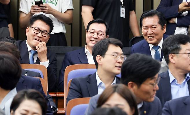 정청래(오른쪽) 더불어민주당 전 대표와 송영길(왼쪽) 의원이 지난달 30일 국회에서 열린 의원총회에서 나란히 앉아 웃고 있다. 가운데는 민홍철 의원. 연합뉴스