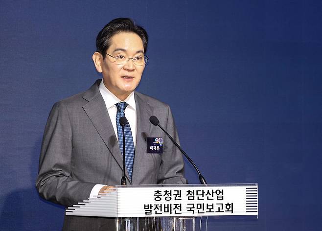 이재용 삼성전자 회장이 오늘(2일) 충남 아산시에서 이재명 대통령 주재로 열린 충청권 첨단산업 발전비전 국민보고회에서 환영사를 하고 있다. / 사진=청와대통신사진기자단