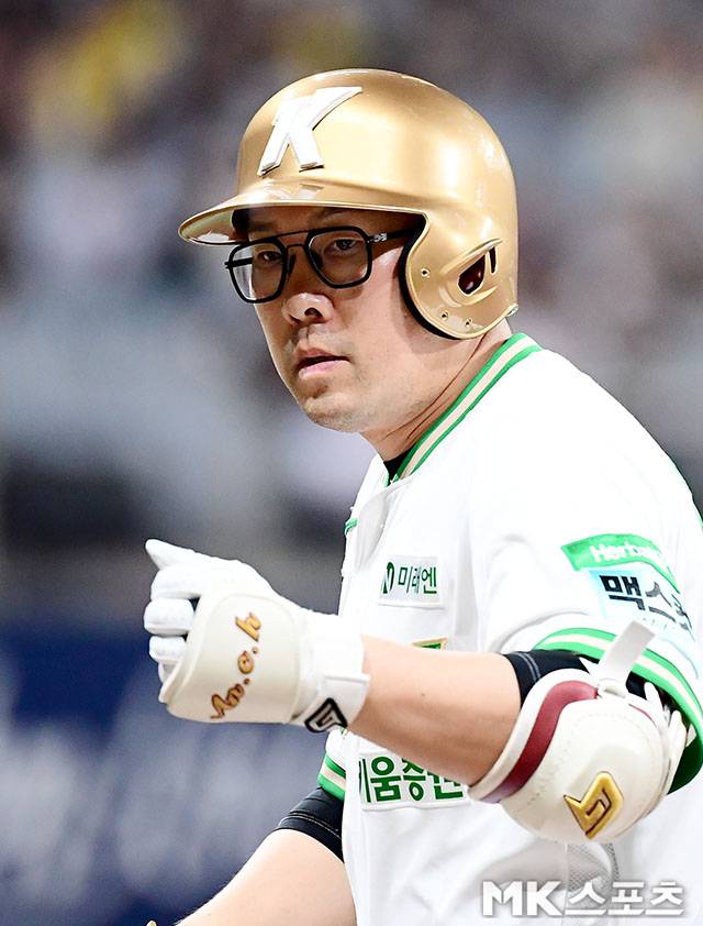 1일 오후 서울 고척스카이돔에서 ‘2026 신한 SOL KBO 리그’ LG 트윈스와 키움 히어로즈 경기가 열렸다. 3회말 2사 1, 2루에서 키움 안치홍이 1타점 동점 적시타를 치고 출루하고 있다. 사진(고척 서울)=김영구 기자