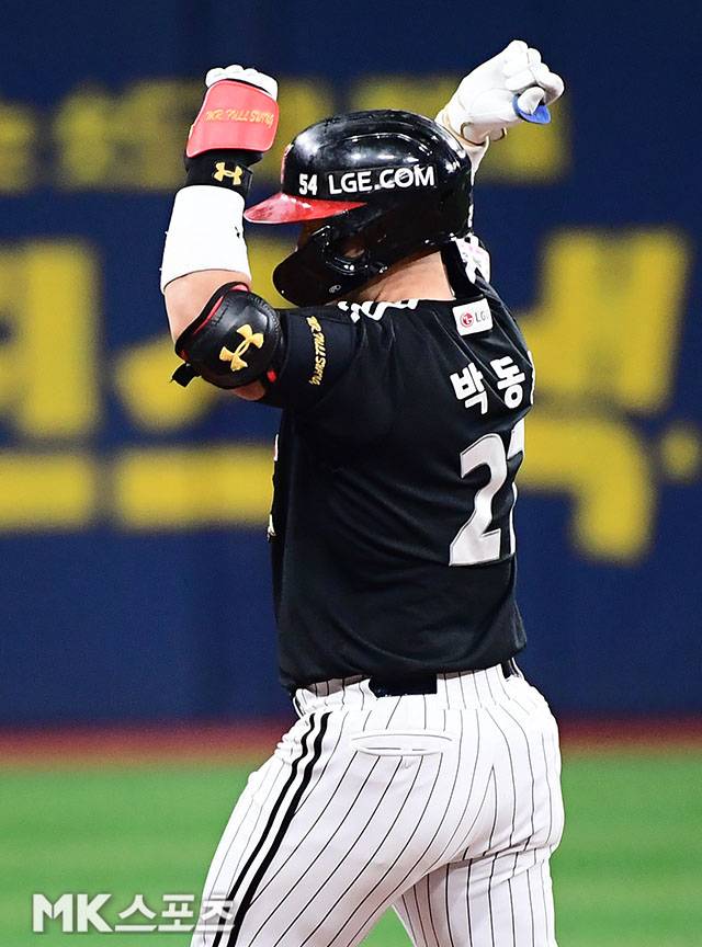 1일 오후 서울 고척스카이돔에서 ‘2026 신한 SOL KBO 리그’ LG 트윈스와 키움 히어로즈 경기가 열렸다. 8회초 2사 2, 3루에서 LG 박동원이 2타점 2루타를 치고 진루하고 있다. 사진(고척 서울)=김영구 기자