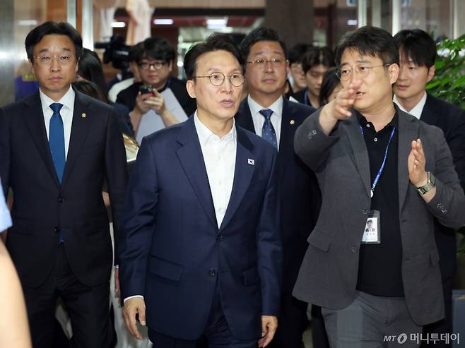 김민석 전 국무총리가 1일 오후 서울 여의도 국회로 들어서고 있다.  이날 이임식을 마치고 국회로 복귀한 김 전 총리는 중앙당과 국회 본청, 소통관, 의원회관 등을 찾아 당직자 등에게 복귀 인사를 전할 예정이다. /사진=뉴스1
