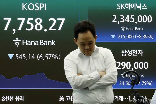 2일 오전 서울 중구 하나은행 본점 딜링룸 전광판에 코스피 등 시황이 표시되고 있다. 이날 코스피는 전 거래일 대비 370.31p(4.46%) 내린 7933.1, 코스닥은 24.82p(2.67%) 내린 904.53, 달러·원환율은 전 거래일 오후 3시 30분 주간종가 대비 2.6원 내린 1552.3원에 개장했다./사진=뉴스1