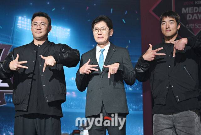 KT 위즈 장성우, 이강철 감독, 안현민(왼쪽부터)이 26일 오후 서울 잠실 롯데호텔에서 진행된 '2026 신한SOL KBO 미디어데이'에서 포즈를 취하고 있다. '2026 신한SOL KBO리그' 미디어데이는 10개구단 감독 및 주장과 대표선수들이 참석해 2026 시즌에 대한 포부를 밝힌다. 이번 시즌에는 아시아쿼터 도입, 피치클락 단축, 비디오판독 범위 확대 등 다양한 변화가 시도된다. '2026 KBO리그'는 오는 28일 개막한다./마이데일리
