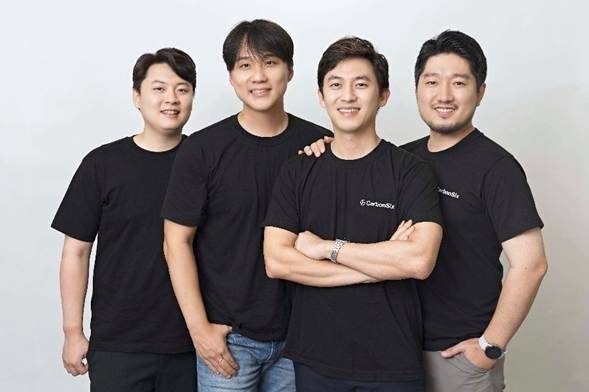 카본식스 경영진의 모습. 서형주(왼쪽부터) 최고기술책임자(CTO), 김제혁 최고하드웨어책임자(CHO), 문태연 최고경영자(CEO), 조훈민 최고제품책임자(CPO)의 모습. [카본식스 제공]