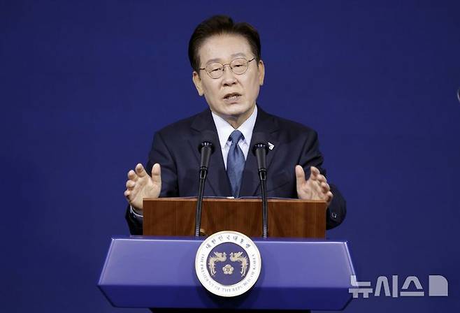 [아산=뉴시스] 최동준 기자 = 이재명 대통령이 2일 충남 아산시에서 열린 충청권  첨단산업 발전비전 국민보고회에서 축사를 하고 있다. 2026.07.02. photocdj@newsis.com