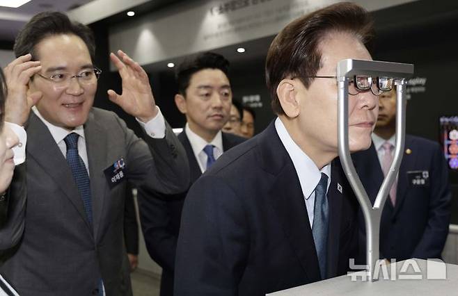 [아산=뉴시스] 최동준 기자 = 이재명 대통령이 2일 충남 아산시에서 열린 충청권 첨단산업 발전비전 국민보고회에 앞서 삼성디스플레이의 AR 글라스 체험을 하고 있다. 2026.07.02. photocdj@newsis.com
