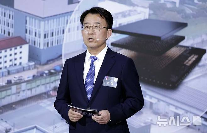 [아산=뉴시스] 최동준 기자 = 이청 삼성디스플레이 대표이사가 2일 충남 아산시에서 열린 이재명 대통령 주재 충청권  첨단산업 발전비전 국민보고회에서 투자 계획을 발표하고 있다. 2026.07.02. photocdj@newsis.com
