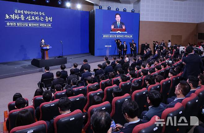 [아산=뉴시스] 최동준 기자 = 이재명 대통령이 2일 충남 아산시에서 열린 충청권  첨단산업 발전비전 국민보고회에서 축사를 하고 있다. 2026.07.02. photocdj@newsis.com