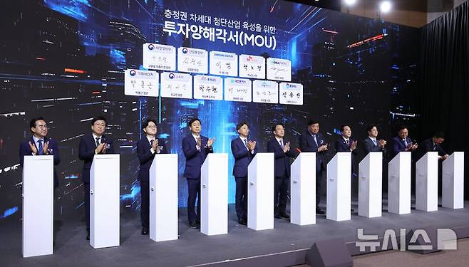 [아산=뉴시스] 최동준 기자 = 곽노정 SK하이닉스 대표이사, 이청 삼성디스플레이 대표, 서정진 셀트리온 회장을 비롯한 참석자들이 2일 충남 아산시에서 열린 충청권 첨단산업 발전비전 국민보고회에서 충청권 첨단산업 발전을 위한 투자양해각서를 체결하고 박수를 치고 있다.2026.07.02. photocdj@newsis.com