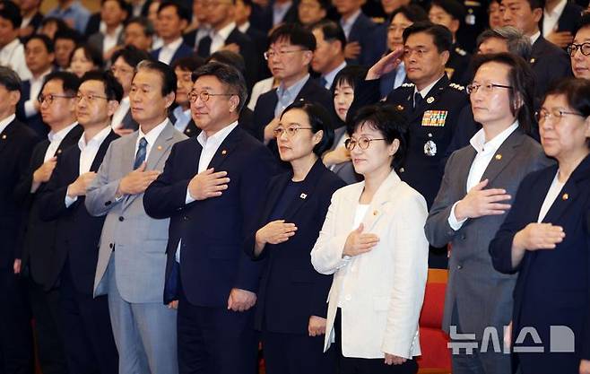 [세종=뉴시스] 배훈식 기자 = 한성숙 국무총리가 2일 오전 세종시 정부세종청사에서 열린 취임식에서 국민의례를 하고 있다. 2026.07.02. dahora83@newsis.com