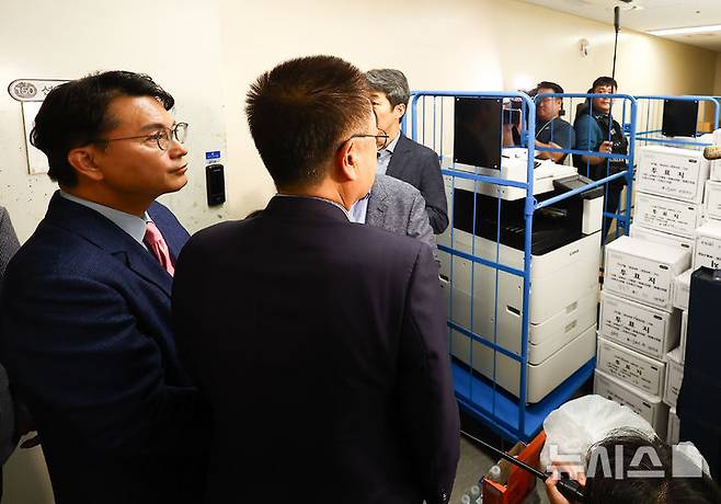 [서울=뉴시스] 김근수 기자 = 6·3 지방선거 투표용지 부족 사태를 조사 중인 윤상현 국회 국정조사특별위원회 위원장을 비롯한 위원들이 2일 서울 송파구 올림픽공원 내 개표소 내부를 둘러보고 있다.2026.07.02. ks@newsis.com