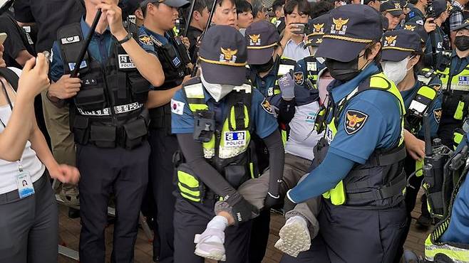 [서울=뉴시스] 경찰이 국회 국정조사특별위원회의 진입을 위해 시위 참가자를 이동조치하고 있다. 2026.07.02 photo@newsis.com  *재판매 및 DB 금지