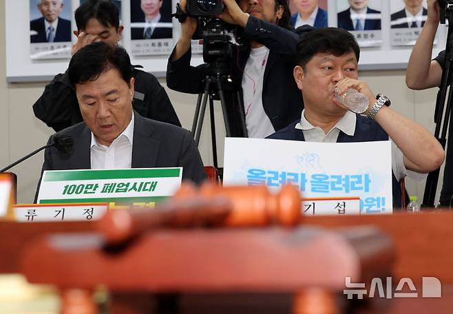 [세종=뉴시스] 배훈식 기자 = 최저임금위원회 류기섭(오른쪽) 근로자 위원과 류기정 사용자 위원이 2일 오후 세종시 정부세종청사에서 열린 최저임금위 제11차 전원회의에서 나란히 앉아 있다. 2026.07.02. dahora83@newsis.com