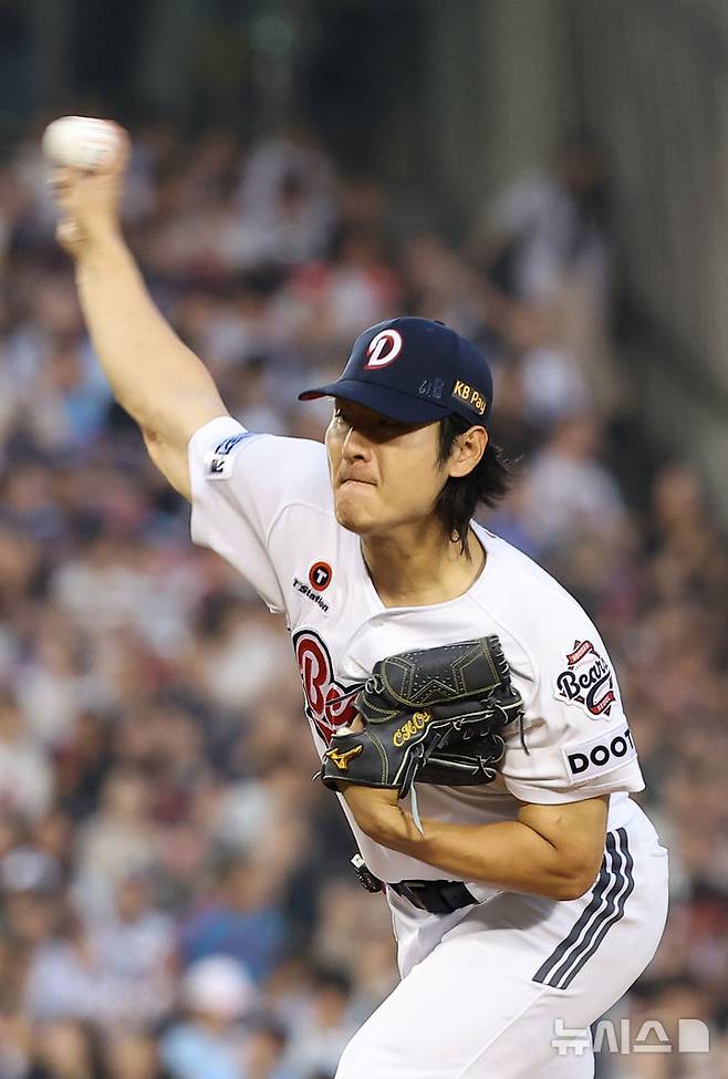 [서울=뉴시스] 김선웅 기자 = 2일 서울 송파구 잠실야구장에서 열린 2026 프로야구 롯데 자이언츠 vs 두산 베어스 경기, 1회초 두산 선발투수 곽빈이 역투하고 있다. 2026.07.02. mangusta@newsis.com