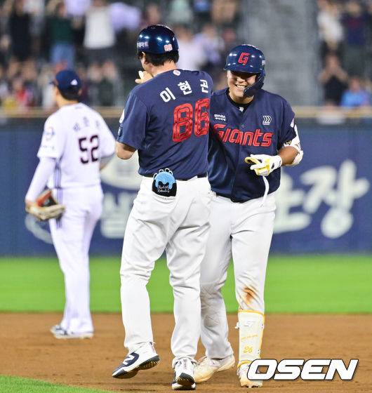 [OSEN=잠실, 박준형 기자] 1일 서울 잠실야구장에서 2026 신한 SOL KBO리그 두산 베어스와 롯데 자이언츠의 경기가 열렸다.이날 두산은 벤자민(4승 6패)을, 롯데는 로드리게스(4승 5패)를 선발로 내세웠다.연장 10회초 2사 1,2루 롯데 박재엽이 2타점 적시타를 날리고 이현곤 코치와 하이파이브를 하고 있다.   2026.07.01 / soul1014@osen.co.kr