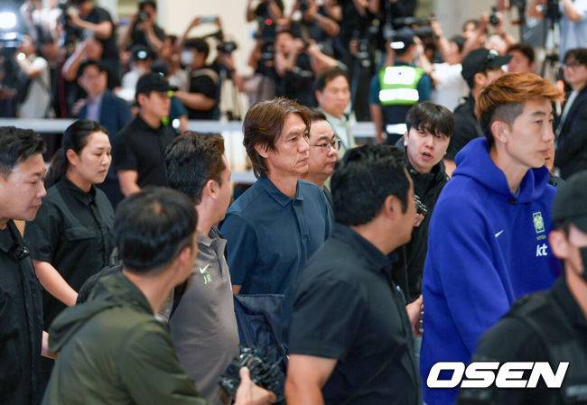 [OSEN=인천공항, 민경훈 기자] 32강 진출에 실패한 대한민국 축구대표팀 중 홍명보 감독을 비롯해 김민재, 황희찬, 설영우, 이강인 등 선수 8명이 30일 새벽  인천국제공항을 통해 귀국했다. 손흥민 등 나머지 선수들은 쪼개져서 각자 귀국한다. 대표팀 귀국 본진은 30일 새벽 인천공항에 도착한다.홍명보 감독과 대표팀 선수들이 입국하고 있다. 2026.06.30 / rumi@osen.co.kr
